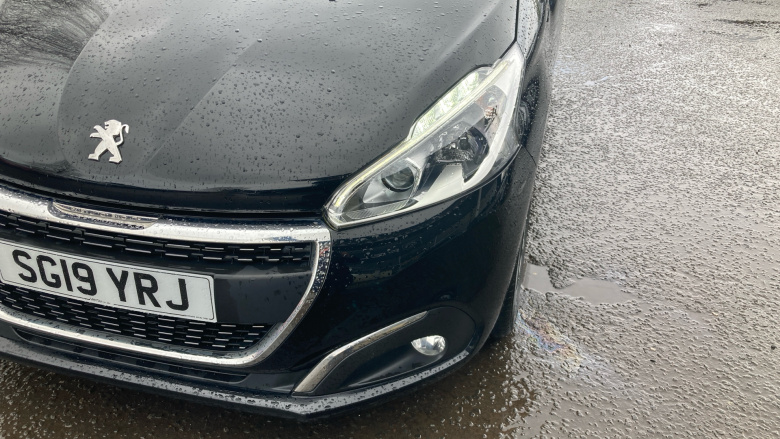 Peugeot 208 1.2 PureTech 82 Signature 5dr [Start Stop] Petrol Hatchback